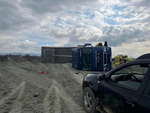 Wypadek samochodu ciężarowego w Krosnowicach