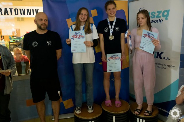 [FOTO] 12 medali dla pływaków HS Team Kłodzko na zawodach w Legnicy