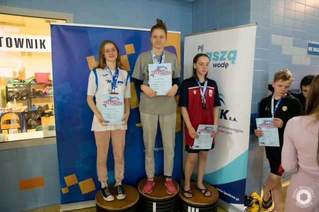 [FOTO] 12 medali dla pływaków HS Team Kłodzko na zawodach w Legnicy