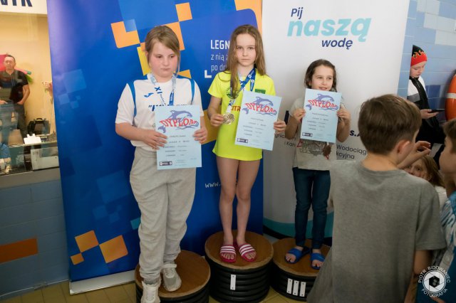 [FOTO] 12 medali dla pływaków HS Team Kłodzko na zawodach w Legnicy