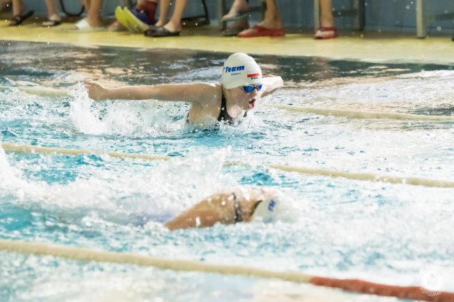 [FOTO] 12 medali dla pływaków HS Team Kłodzko na zawodach w Legnicy