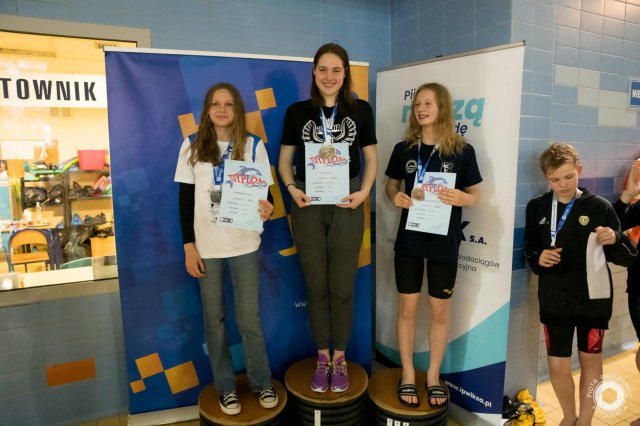 [FOTO] 12 medali dla pływaków HS Team Kłodzko na zawodach w Legnicy