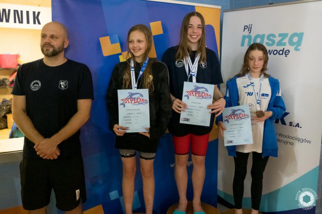 [FOTO] 12 medali dla pływaków HS Team Kłodzko na zawodach w Legnicy