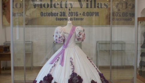 [FOTO] W majówkę otwarta będzie Izba Pamięci Violetty Villas w Lewinie Kłodzkim