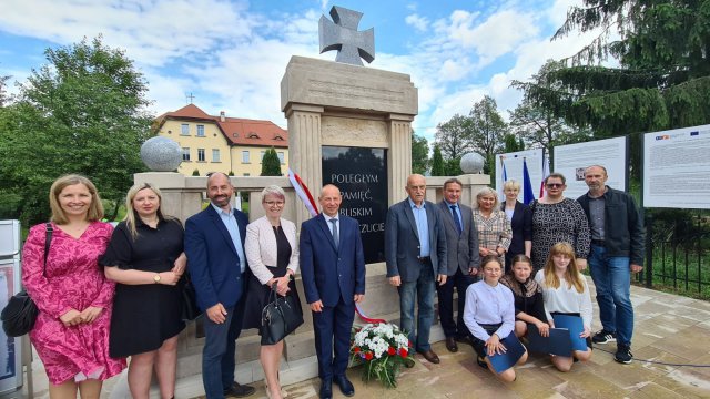 Uroczystość odsłonięcia odrestaurowanego pomnika pamięci żołnierzy poległych podczas I wojny światowej