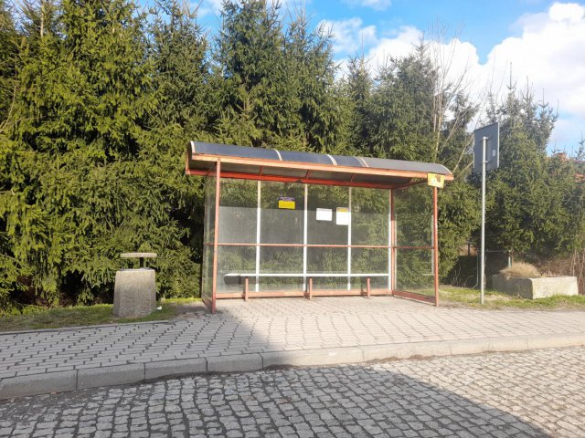 Nowe, stylizowane wiaty przystankowe w Jeleniowie [Foto]