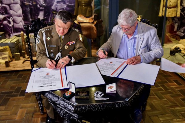 Odznaka 16 DBOT w Muzeum Wojska Polskiego