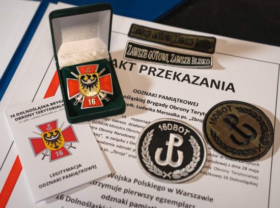 Odznaka 16 DBOT w Muzeum Wojska Polskiego
