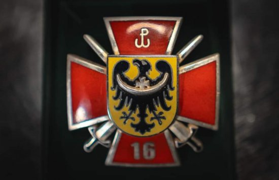 Odznaka 16 DBOT w Muzeum Wojska Polskiego