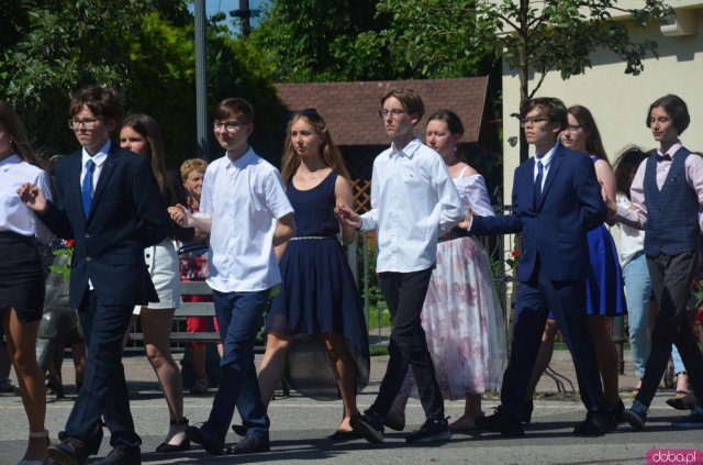 Szczytna: absolwenci odtańczyli poloneza [Foto]