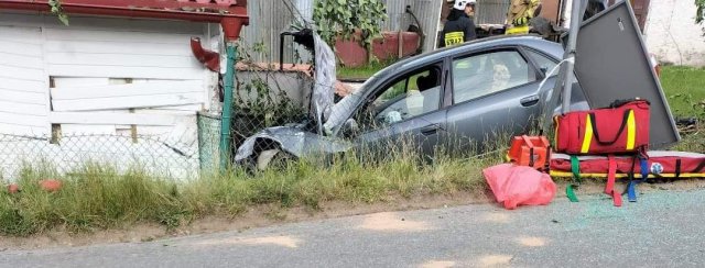 Wypadek w Bierkowicach. Kierujący nie zatrzymał się do kontroli drogowej i wjechał w budynek 