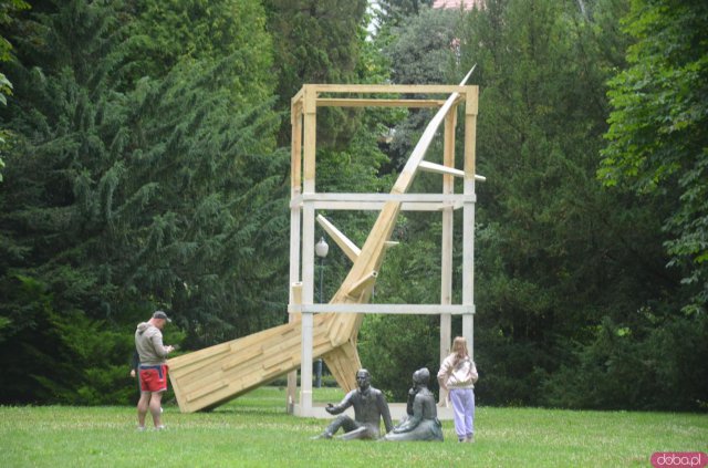 Polanicki Park Zdrojowy ozdobiły rzeźby i instalacje wykonane przez studentów Akademii Sztuk Pięknych we Wrocławiu. 