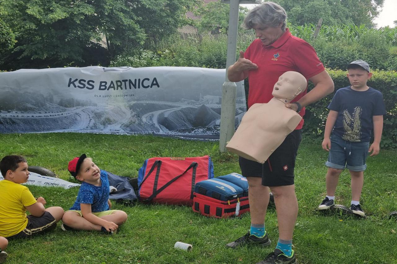 Grupa Sudecka GOPR i KSS Bartnica uczą dzieci bezpieczeństwa w górach