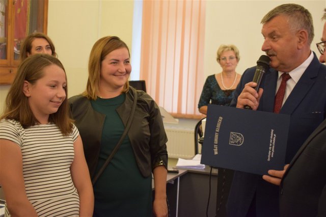 Uzdolnione mieszkanki gminy Kłodzko otrzymały stypendia [Foto]