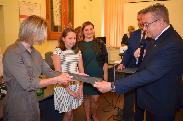 Uzdolnione mieszkanki gminy Kłodzko otrzymały stypendia [Foto]