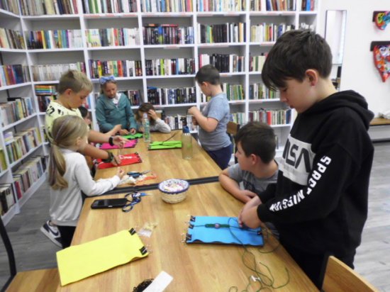 Biblioteczny klub robótek ręcznych w Żelaźnie