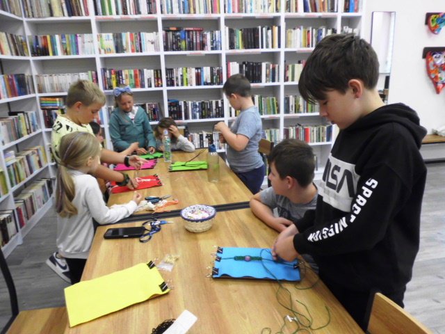 Biblioteczny klub robótek ręcznych w Żelaźnie
