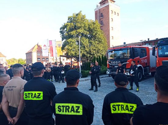 Polscy strażacy wyruszyli z pomocą do Francji. Wśród nich są ratownicy z powiatu kłodzkiego 