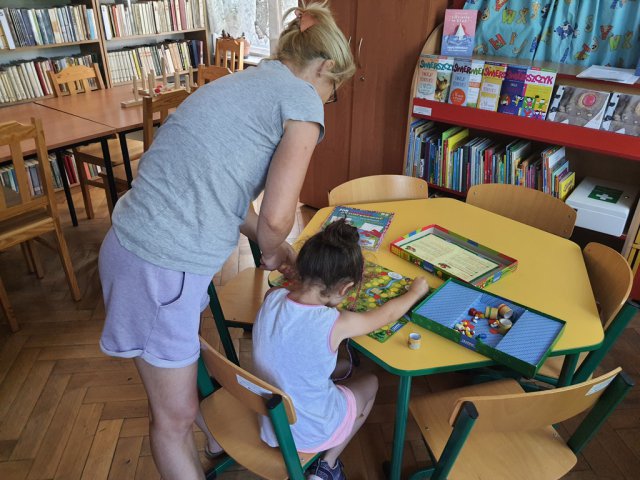 Dzieci w bibliotece w Krosnowicach