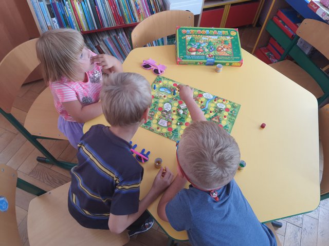 Dzieci w bibliotece w Krosnowicach