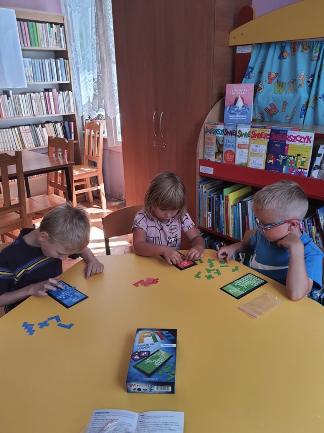 Dzieci w bibliotece w Krosnowicach