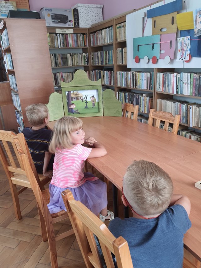 Dzieci w bibliotece w Krosnowicach