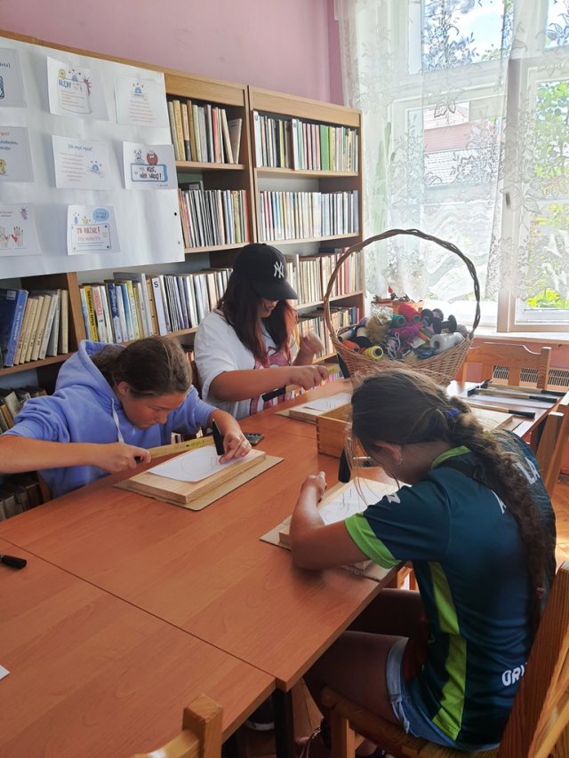 Dzieci w bibliotece w Krosnowicach