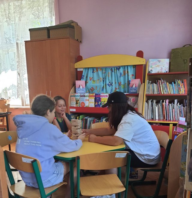 Dzieci w bibliotece w Krosnowicach
