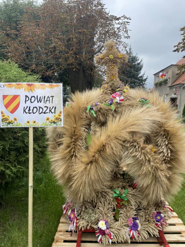 Który wieniec dożynkowy zajął I miejsce w konkursie organizowanym przez powiat? Zobacz zdjęcia!