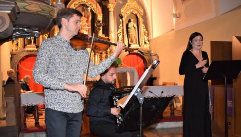 W kościele św. Barbary w Droszkowie zabrzmiał mezzosopran, skrzypce i akordeon [Foto]