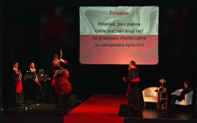 11.11.2022 Polanica-Zdrój, śpiewanie patriotyczne