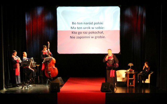 11.11.2022 Polanica-Zdrój, śpiewanie patriotyczne