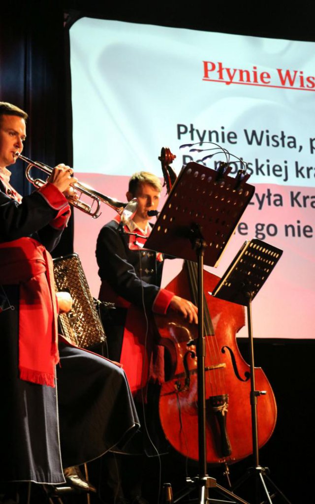 11.11.2022 Polanica-Zdrój, śpiewanie patriotyczne