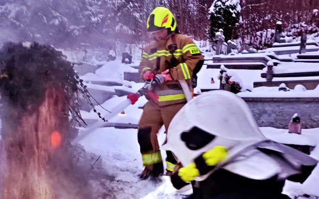 Interwencja strazaków na cmentarzu, 17.12.2022 Duszniki-Zdrój