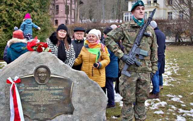 Odłonięcie tablicy poświęconej Wiesławowi Mikicie, Lądek-Zdrój 5.3.2023