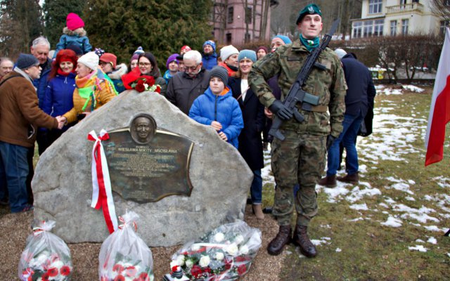 Odłonięcie tablicy poświęconej Wiesławowi Mikicie, Lądek-Zdrój 5.3.2023