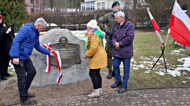 Odłonięcie tablicy poświęconej Wiesławowi Mikicie, Lądek-Zdrój 5.3.2023