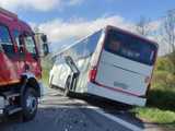 Samochodem uderzył w autobus. Ósemka zablokowana!