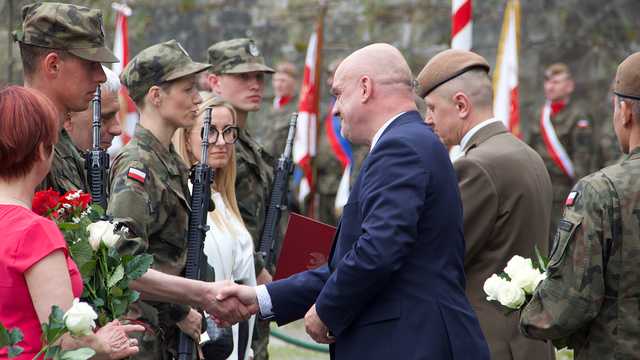 Przysięga nowych żołnierzy 16 Dolnośląskiej Brygady Obrony Terytorialnej. Kłodzko, 21.5.2023