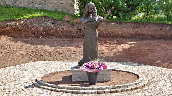 Odsłonięcie pomnika Violett Villas. Lewin Kłodzki, 10.6.2023