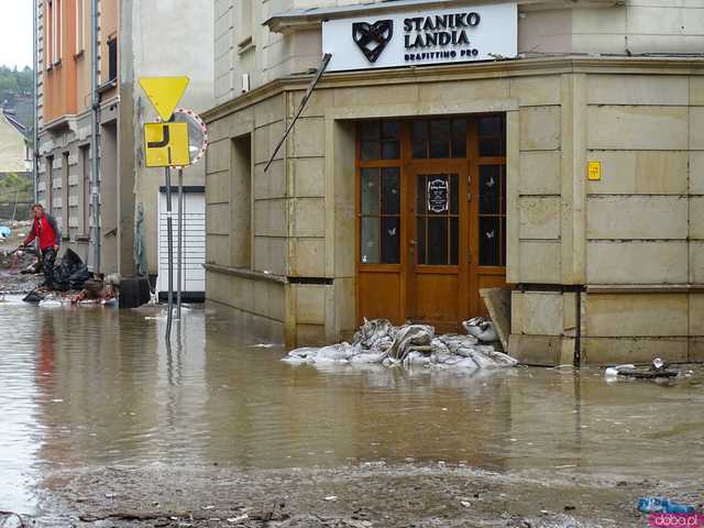 [WIDEO/FOTO] Tragiczna sytuacja powodziowa w Kłodzku: Zniszczone ulice, budynki i wszechobecny szlam