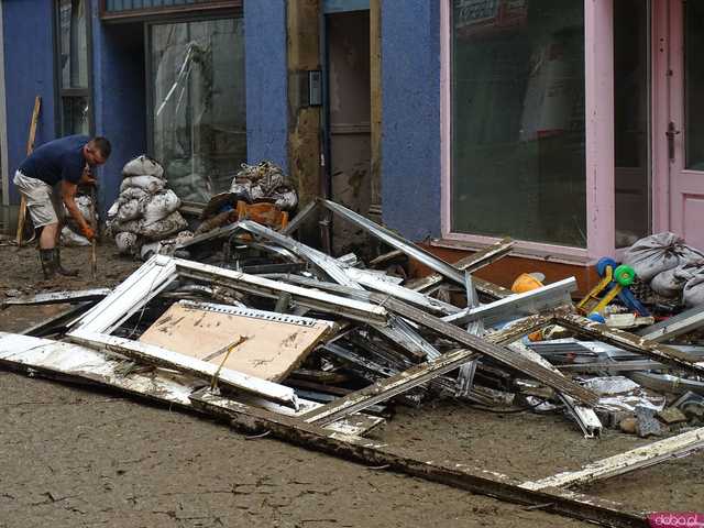 [WIDEO/FOTO] Tragiczna sytuacja powodziowa w Kłodzku: Zniszczone ulice, budynki i wszechobecny szlam