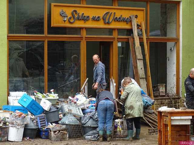 [WIDEO/FOTO] Tragiczna sytuacja powodziowa w Kłodzku: Zniszczone ulice, budynki i wszechobecny szlam