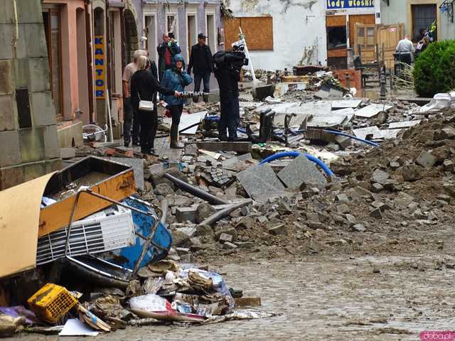 [WIDEO/FOTO] Tragiczna sytuacja powodziowa w Kłodzku: Zniszczone ulice, budynki i wszechobecny szlam
