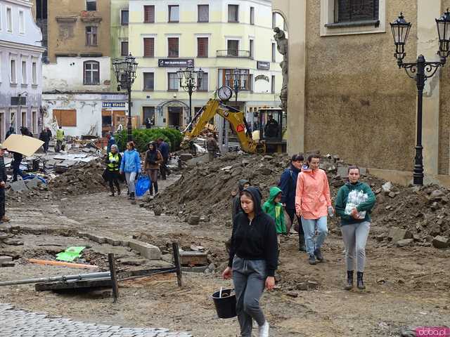 [WIDEO/FOTO] Tragiczna sytuacja powodziowa w Kłodzku: Zniszczone ulice, budynki i wszechobecny szlam