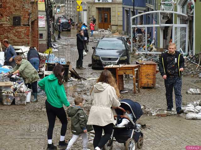 [WIDEO/FOTO] Tragiczna sytuacja powodziowa w Kłodzku: Zniszczone ulice, budynki i wszechobecny szlam