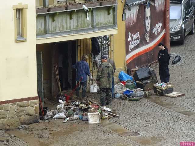 [WIDEO/FOTO] Tragiczna sytuacja powodziowa w Kłodzku: Zniszczone ulice, budynki i wszechobecny szlam