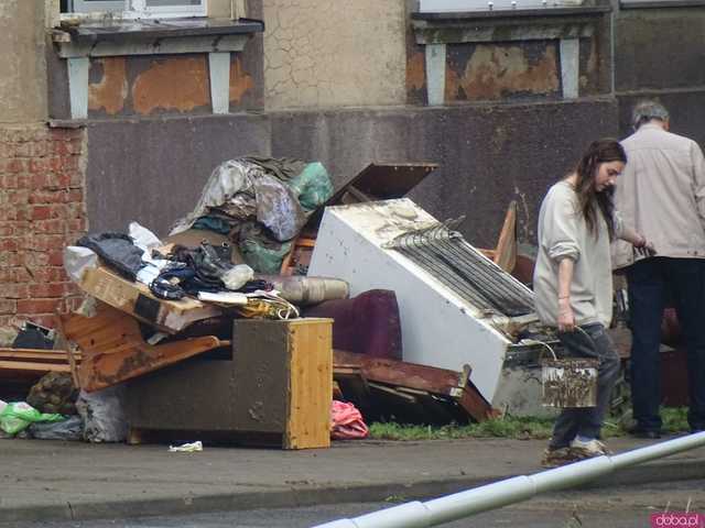 [WIDEO/FOTO] Tragiczna sytuacja powodziowa w Kłodzku: Zniszczone ulice, budynki i wszechobecny szlam