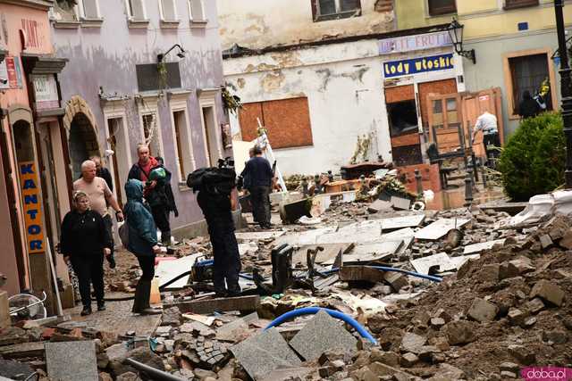 [WIDEO/FOTO] Tragiczna sytuacja powodziowa w Kłodzku: Zniszczone ulice, budynki i wszechobecny szlam
