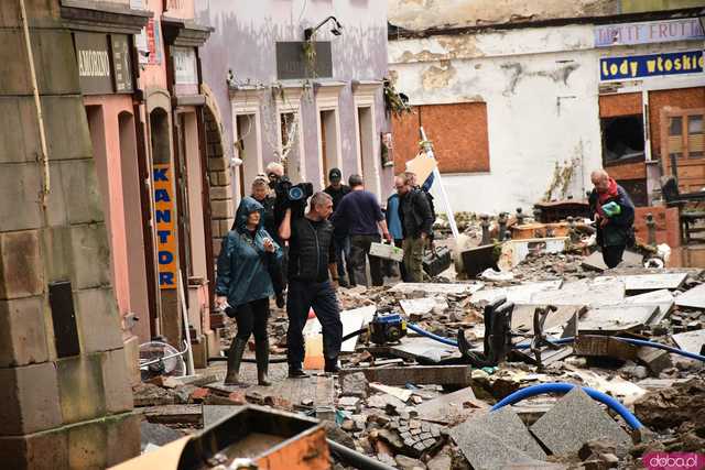 [WIDEO/FOTO] Tragiczna sytuacja powodziowa w Kłodzku: Zniszczone ulice, budynki i wszechobecny szlam